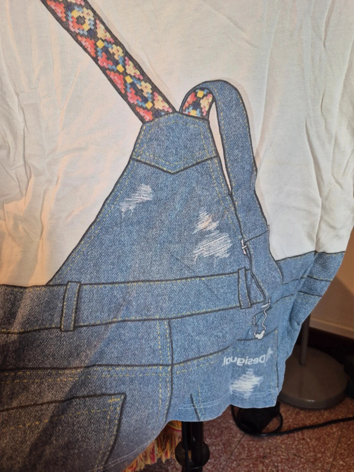 T-shirt original Desigual trompe-l'œil salopette e lantejoulas – photo 7